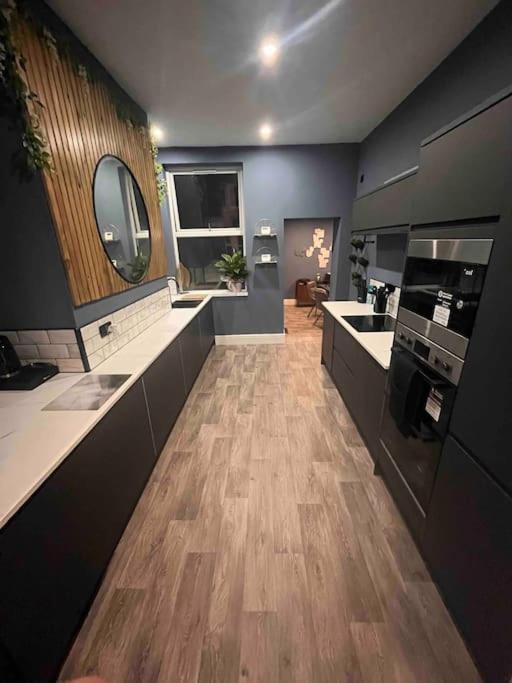 Modern 5 Bedroom Terraced Luxurious House Колуин Бей Екстериор снимка